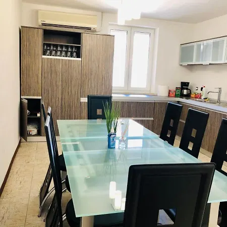 Joy George 12 Lejlighed *