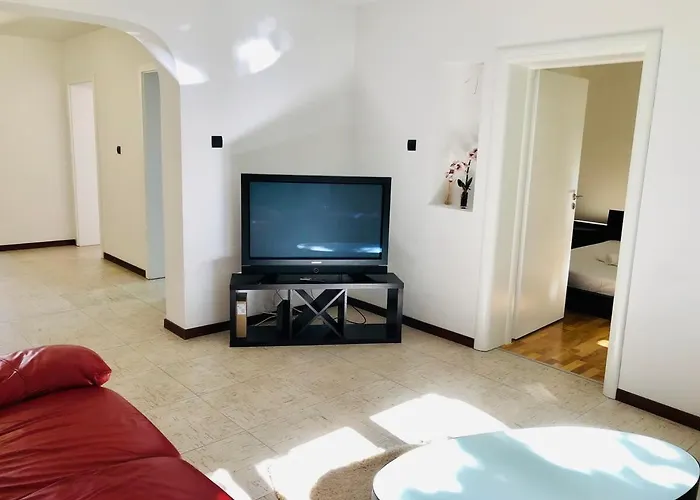 Joy George 12 Lejlighed *